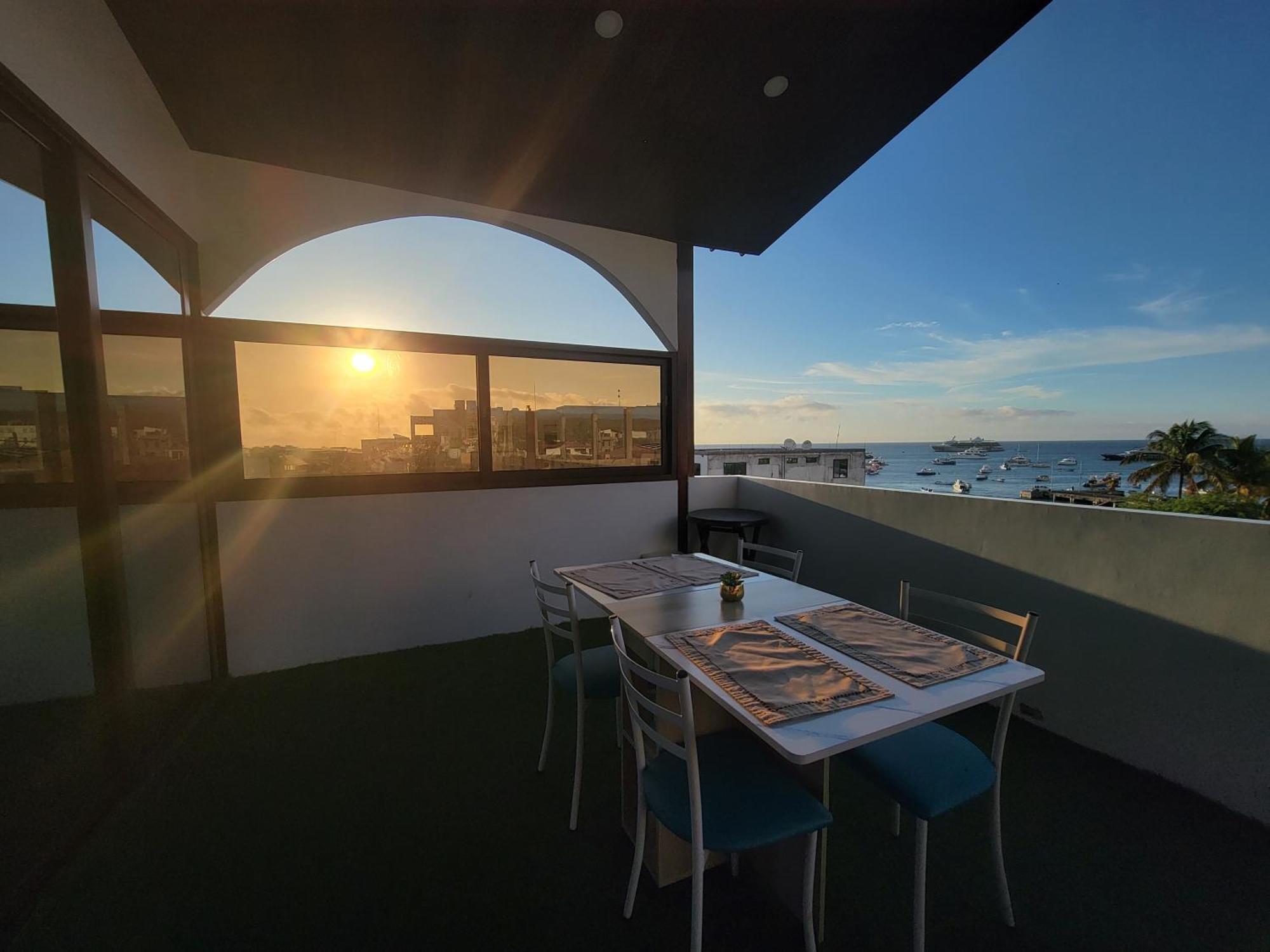 Hostal Gosen Puerto Baquerizo Moreno Bagian luar foto