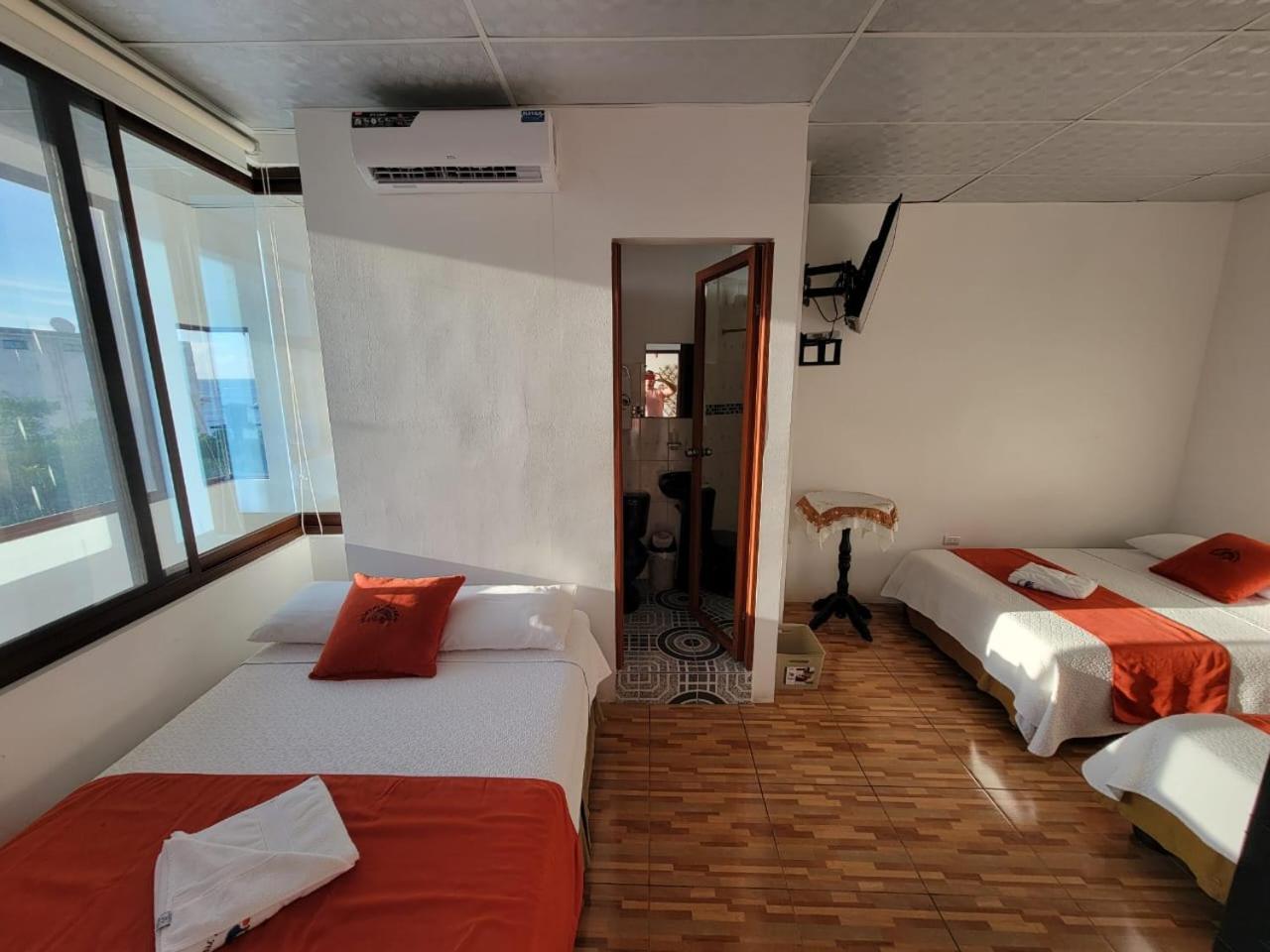 Hostal Gosen Puerto Baquerizo Moreno Bagian luar foto